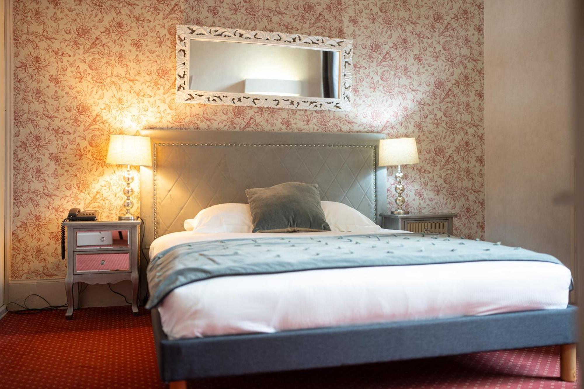 Hotel Hob Montespan Talleyrand Bourbon-lʼArchambault Exterior foto